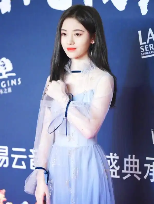 鞠婧祎一袭浅蓝色衫裙,美得不食人间烟火,不愧是四千年美女
