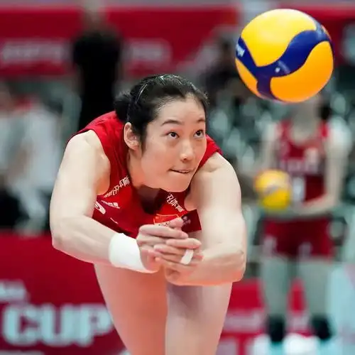 今天,这位女青年说我们要傻一点