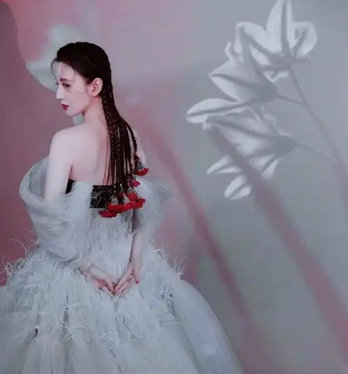 女星造型可以有多美张萌直接把花束编在辫子上,但却意外的好看