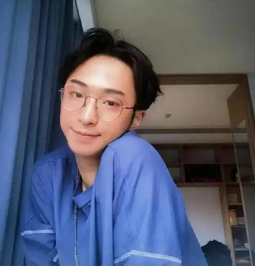 伊能静儿子辣眼睛照片,与男生嘴对嘴亲吻,画面很是暧昧