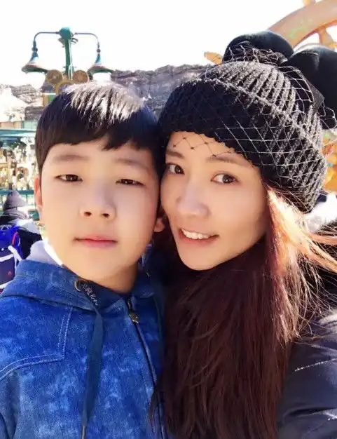 郭涛妻子晒照为石头庆生,儿子像爸女儿像姑,没有一个像妈妈