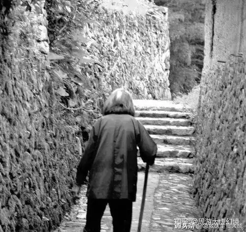 人生就是做好两件事第一教育好孩子,不危害社会第二照顾好自己,别拖累孩子