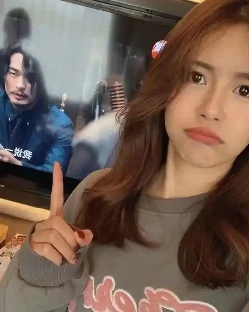 陈赫晒俩女儿漫画照正脸,小女儿剪西瓜头像假小子,安安颜值高