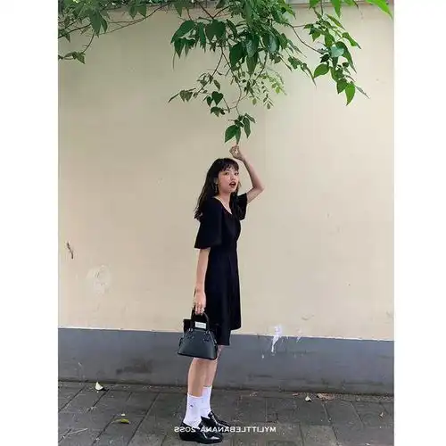 小黑裙真是个性感的设计赵丽颖这种甜美风女孩,穿上满屏女人味