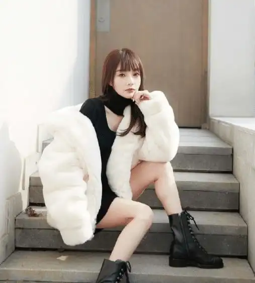 李小璐,终于不再死磕少女感羽绒服配牛仔,竟比嘻哈风还时髦