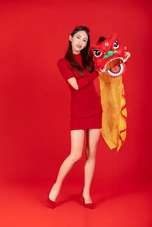 传统舞狮新年龙年春节美女人物摄影图摄影图