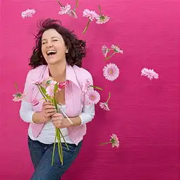 手拿花束的梨花头美女图片