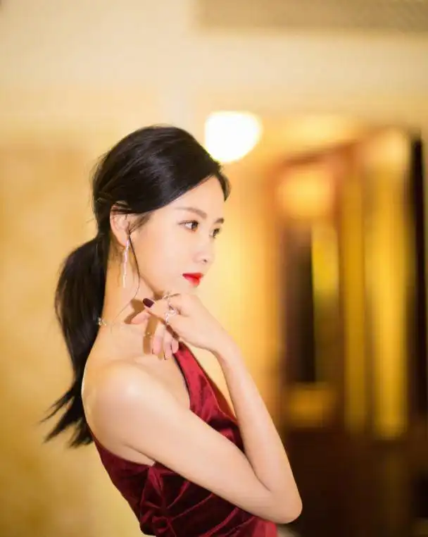 抛开清纯装扮美艳,陈都灵大波浪造型太美,港风美人韵味