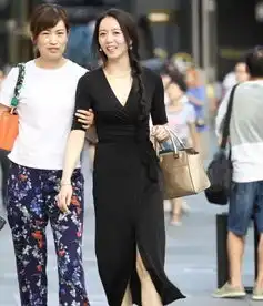 街拍美女一条灰色的连衣裙,时尚靓丽女人味