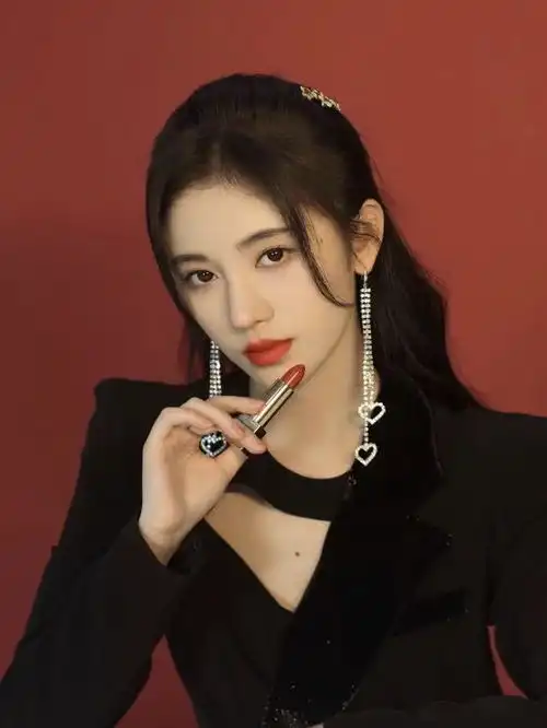 淡黄的长裙,蓬松的头发,四千美女鞠婧祎也逃不过的潮流魔咒