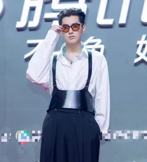 青簪行男女主首次同框吴亦凡自曝跟杨紫结拜,女方一脸尴尬