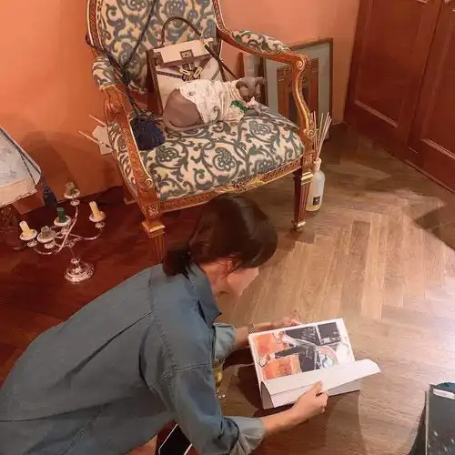 宋慧乔日常私服好随性,牛仔衬衣配黑裤减龄活力,扎小辫不像37岁
