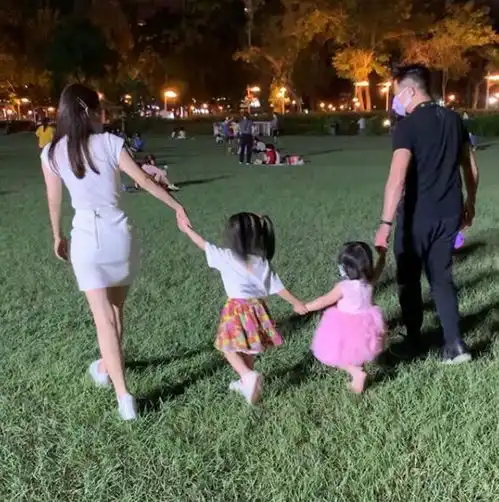 郭富城中秋晒一家四口温馨合照,3岁姐姐紧牵妹妹小手同行超有爱