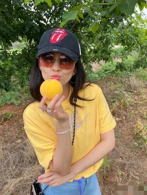 章子怡晒一家四口进山摘桃,小苹果身高赶超妈妈,醒醒变可爱小吃货