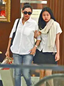 邱淑贞13岁女儿被拍馋嘴模样害羞捂脸