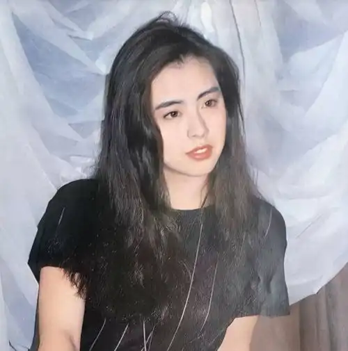 56岁王祖贤南京被偶遇背2万元包包穿搭太时髦,瘦20斤美回小倩