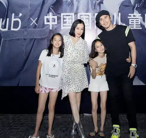 钟丽缇晒两个小女儿走秀,考拉和jaden气场全开,台风超赞