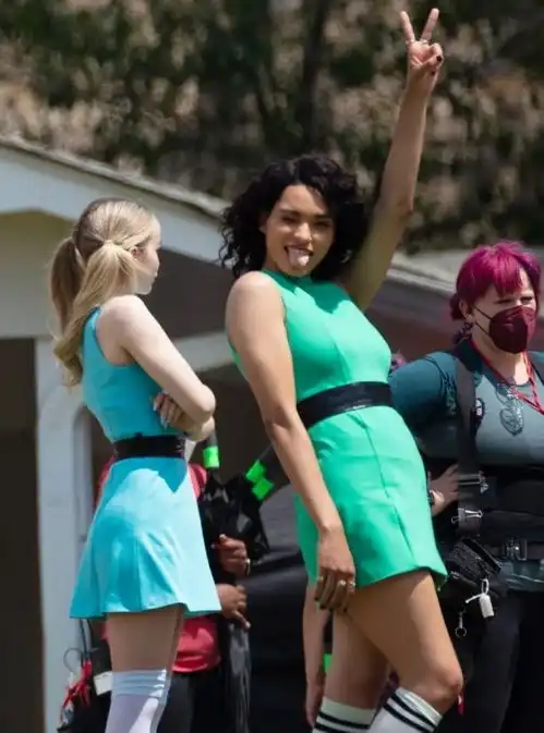 神盾局特工退休后干什么汪可盈和德芙卡梅隆去当飞天小女警了