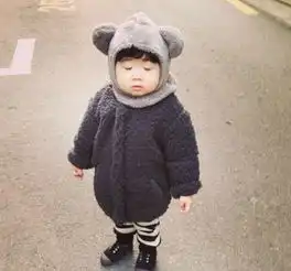 头像穿绿衣服小女孩托腮