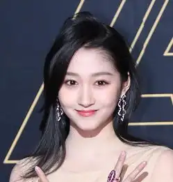 关晓彤一袭裸色长裙女人味十足,拍照时遮遮捂捂,国民闺女害羞了