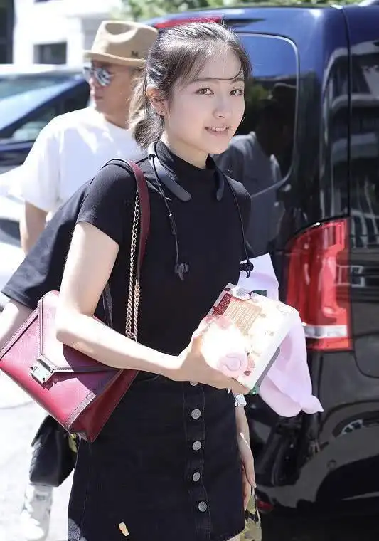 换装后的李兰迪成熟了,穿黑色t恤搭a字裙,配红色包显女人味