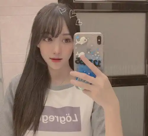 lol女主播庆祝fpx夺冠直播卸妆看到素颜形象后,粉丝别开美颜