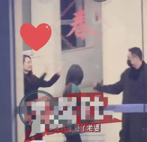 明道夜会两女疑婚内出轨,挽手热聊相当暧昧,婚姻危机