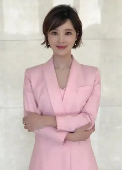 她是知名央视主持,放弃保研进央视,嫁大12岁导演,儿子超可爱