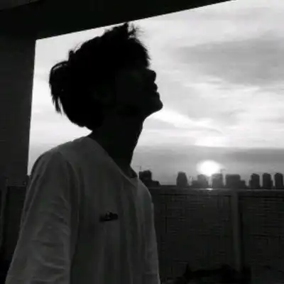 干净清爽的男生头像意境记得曾经的刻骨铭心