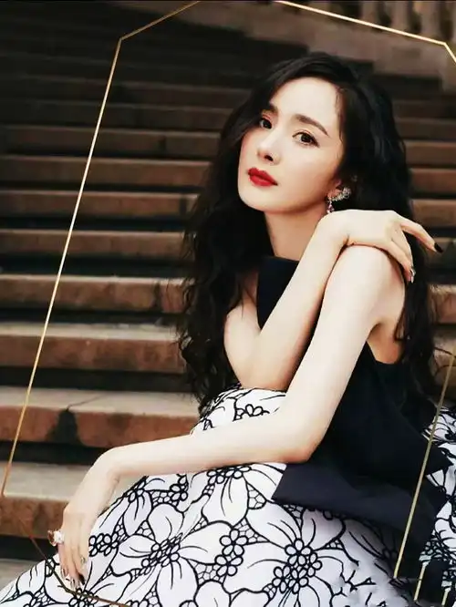 杨幂等众星佩戴巨型摩根石珠宝界的粉红女郎谁戴谁暴富