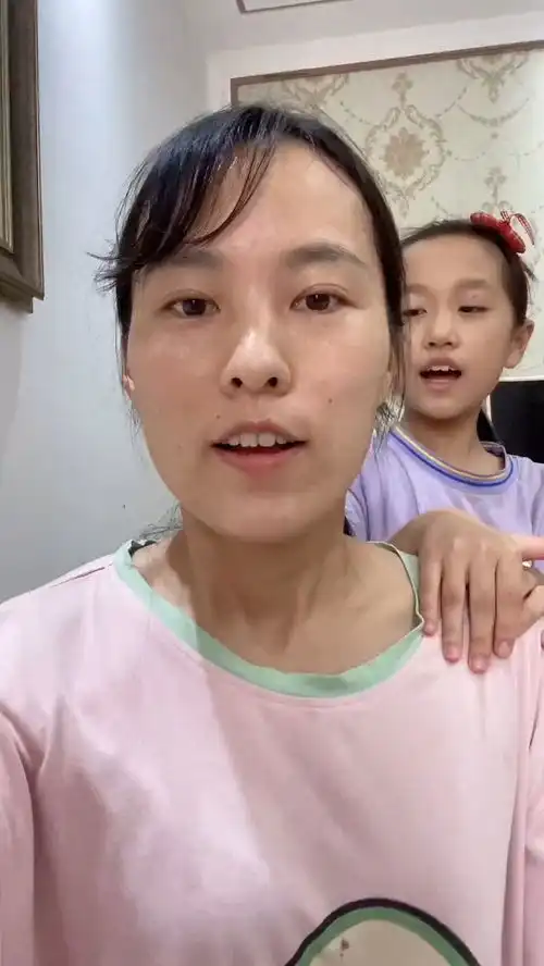 经常对自己孩子发脾气的家长注意了,专家都说对待孩子要有耐心,不能打不能骂,如果让她叫的脑浆子疼,就用我这个法萌娃搞笑