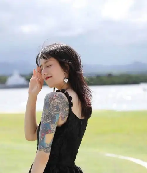 纹身配旗袍,想想都刺激,有一种纹身叫黑尾酱风,霸气清纯都撩人