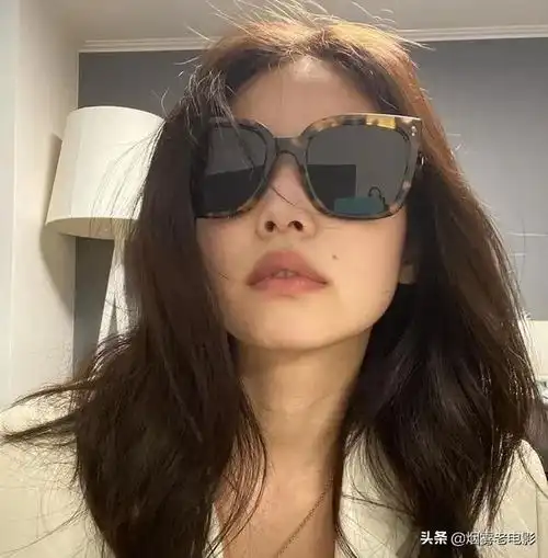 jennie狂晒59张墨镜穿搭,雀斑妆配亚克力眼镜链,简直搭配鬼才