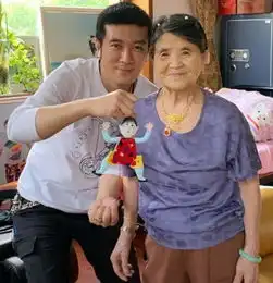 黄圣依给婆婆喂饭,80岁婆婆能穿针引线,脖子上的2条项链夺目