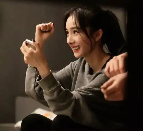 杨幂少女造型美极了,马尾辫搭配长刘海,简直就是18岁校花