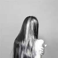 女生背影黑白简单微信头像微信头像图片大全