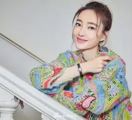 素颜女神王丽坤巴黎看秀花毛衣上身尽显清丽动人