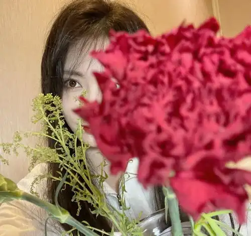 the9许佳琪未受成员风波影响,晒齐腰长发美照,意外撞脸硬糖少女赵粤