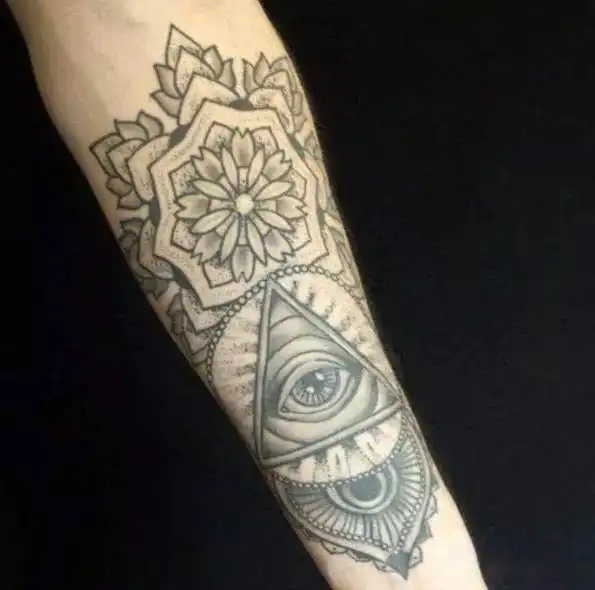 这位美女纹身师,性感的很高级