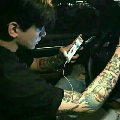 带纹身的男头像
