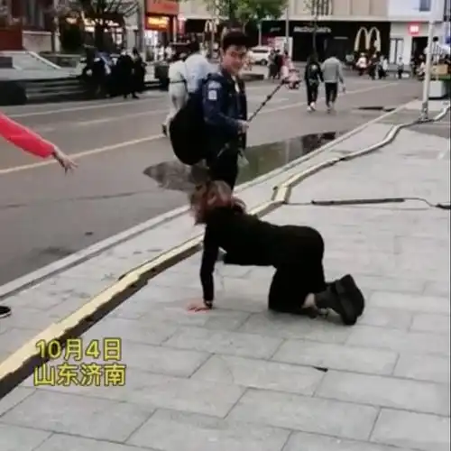 女子国庆街头狗刨式跪地直播被怂,我大意了啊,没闪
