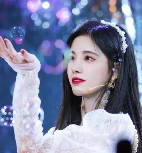 鞠婧祎成造假女孩,先是伪素颜再是假脸小,偶像包袱太重