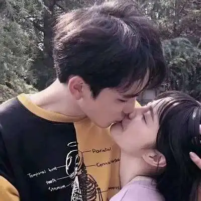 男票想亲亲时,会用3个坏动作暗示你,丫头懂几个