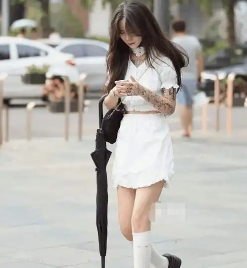 年轻美女街拍自由美搭的美女,效果绝对不一样