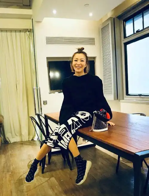 两位不老女神同框,都身穿黑裙,47岁郑秀文气场碾压40岁甘比