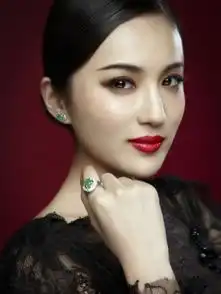 唯美女星李艳冰气质不凡,戴翡翠尽显高贵典雅