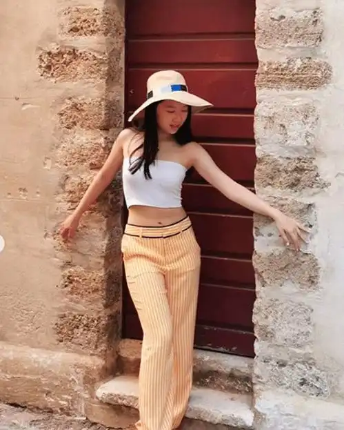 甄子丹女儿发育能有多猛16岁甄济如与女神刘亦菲合照,神似姐妹