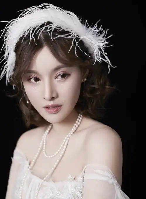演员杨小萱现身2019搜狐时尚盛典梦幻仙女造型优雅动人