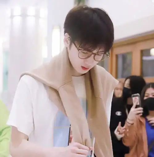 还记得双世宠妃的流觞吗戴金丝眼镜超呆萌,老夫的少女心啊