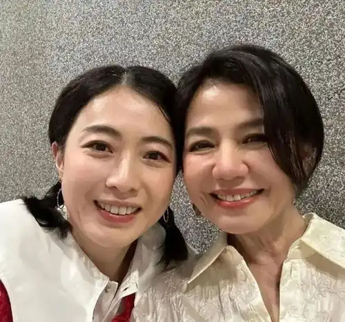 国外这一夜,45岁的章子怡展现了大美人自然衰老的魅力